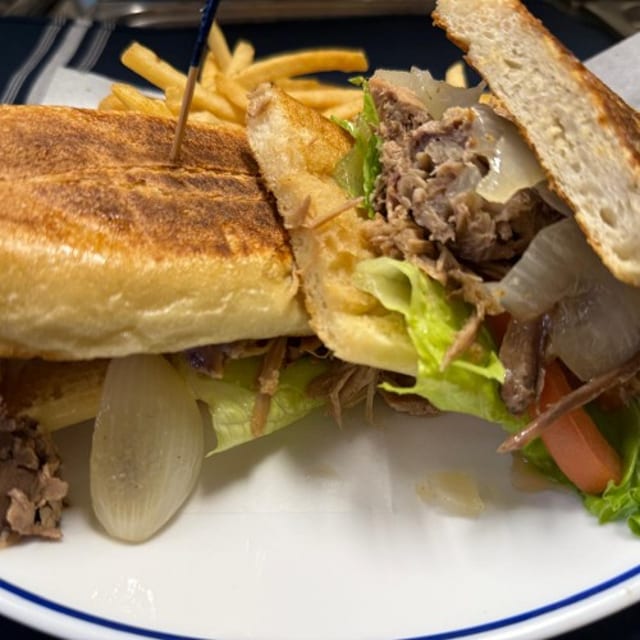 Pan Con Lechon.